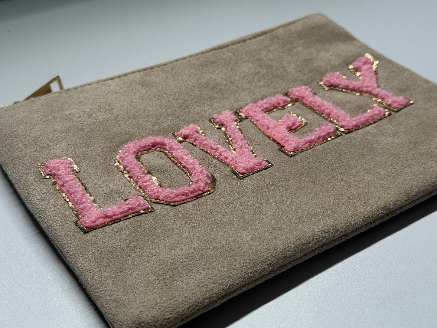 Kosmetiktasche „LOVELY“ – Elegante Make-up Tasche mit weicher Velours-Optik – Stylischer Kulturbeutel Damen