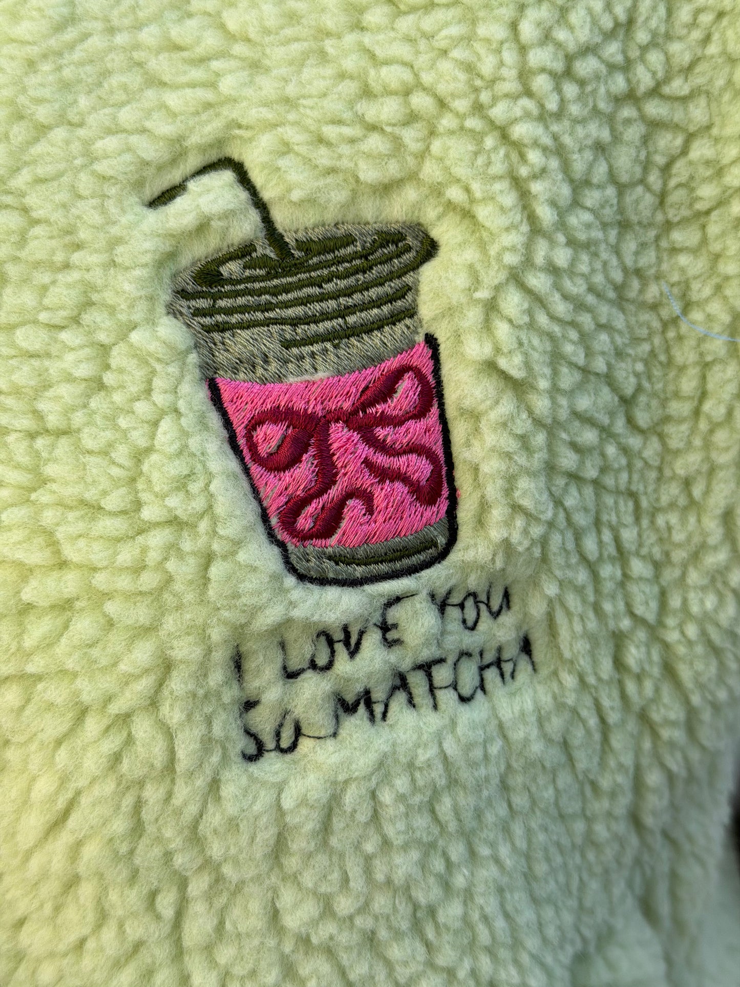 Teddy Weste „Love You So Matcha“ – Kuschelige Damen Weste mit Statement Print – Trend Layering Piece