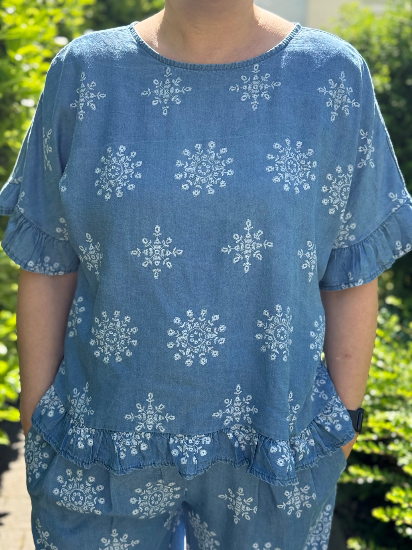 Zweiteiliges Damen-Set aus Lyocell Denim mit weißen Blumenmuster