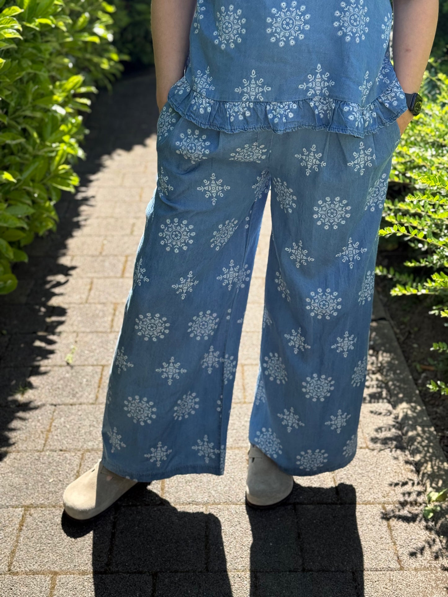 Zweiteiliges Damen-Set aus Lyocell Denim mit weißen Blumenmuster