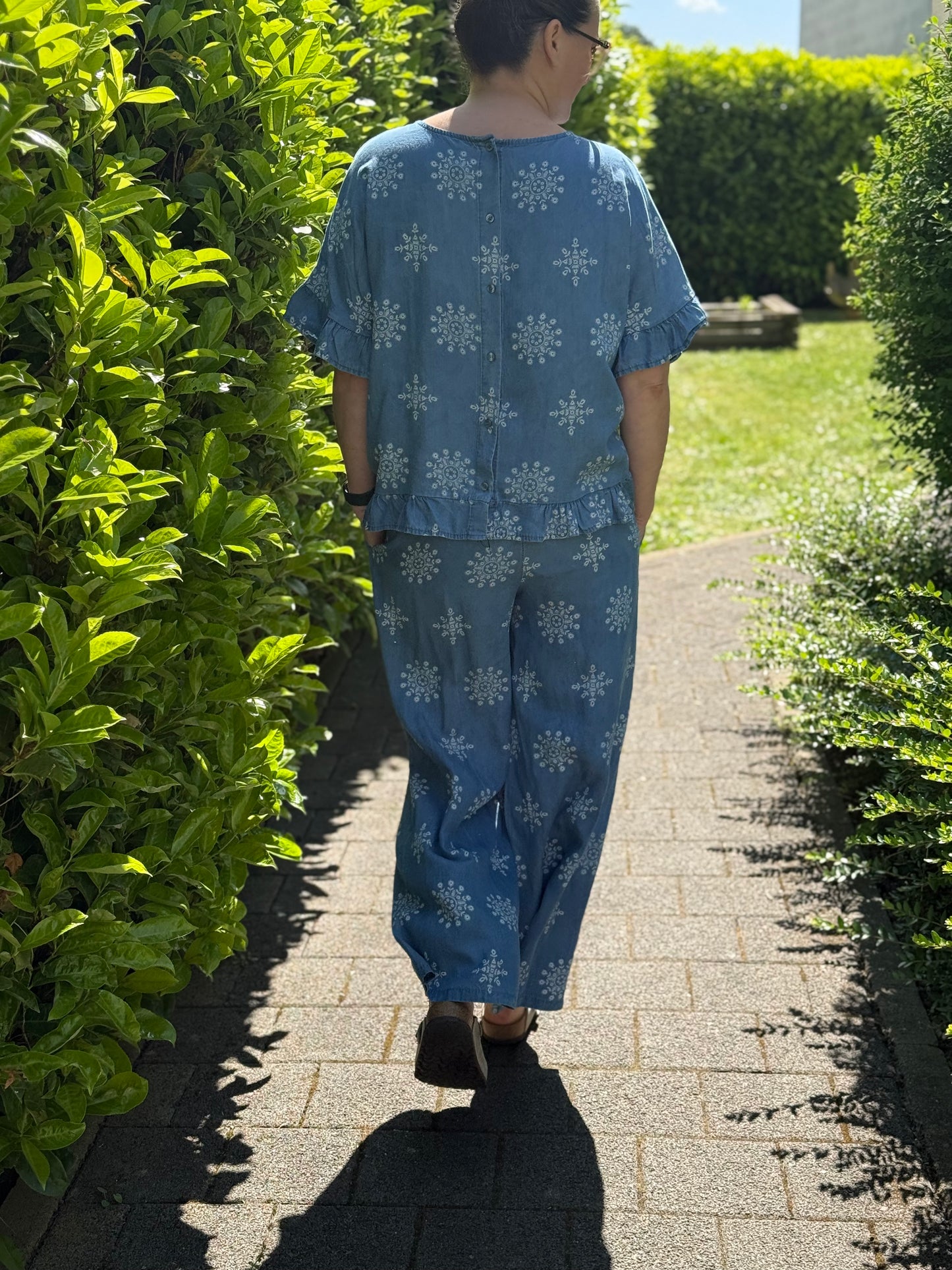 Zweiteiliges Damen-Set aus Lyocell Denim mit weißen Blumenmuster