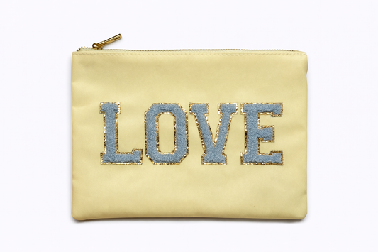 Kosmetiktasche „LOVE“ – Elegante Make-up Tasche mit Statement Design – Stylischer Kulturbeutel Damen