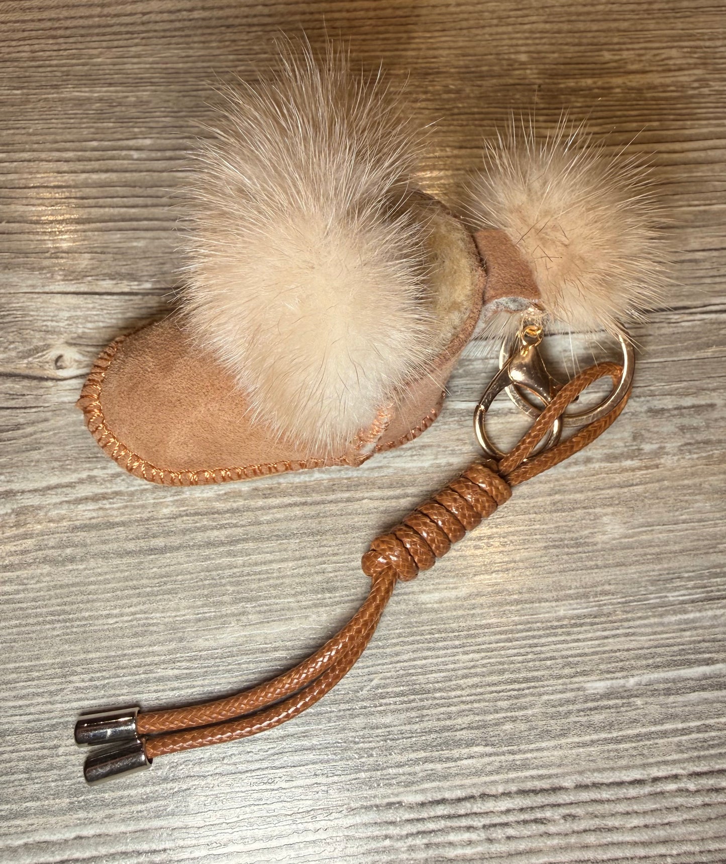 Schlüsselanhänger Stiefel in Wildlederoptik mit Bommel