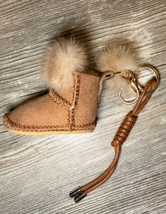 Schlüsselanhänger Stiefel in Wildlederoptik mit Bommel