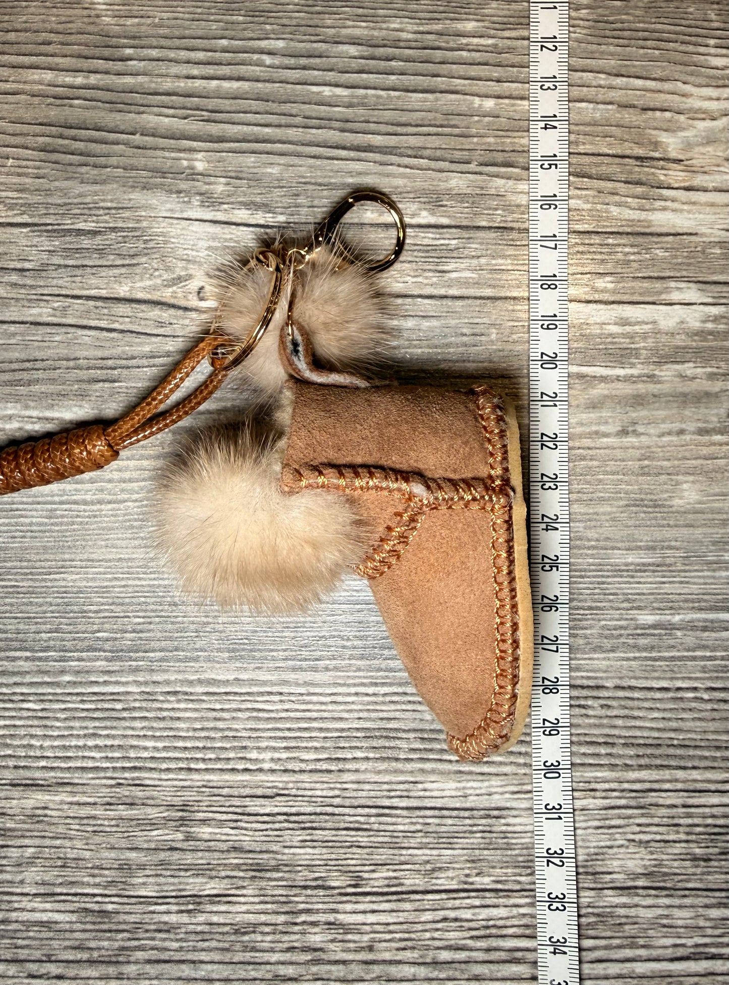 Schlüsselanhänger Stiefel in Wildlederoptik mit Bommel