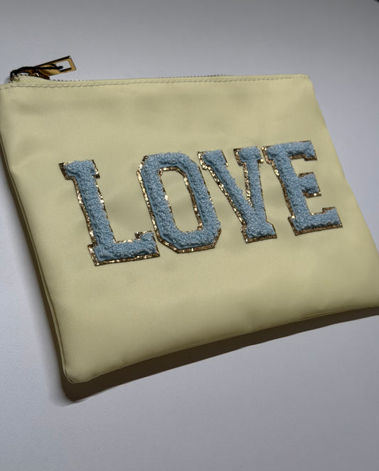 Kosmetiktasche „LOVE“ – Elegante Make-up Tasche mit Statement Design – Stylischer Kulturbeutel Damen