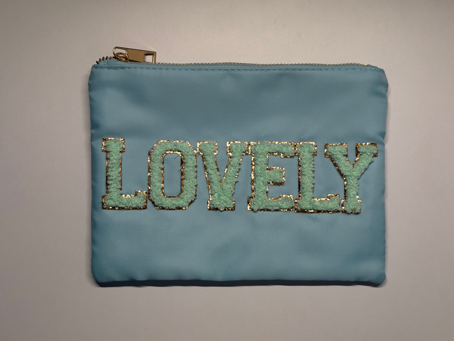 Kosmetiktasche „LOVELY“ – Elegante Make-up Tasche mit Statement Design – Stylischer Kulturbeutel Damen (Kopie)