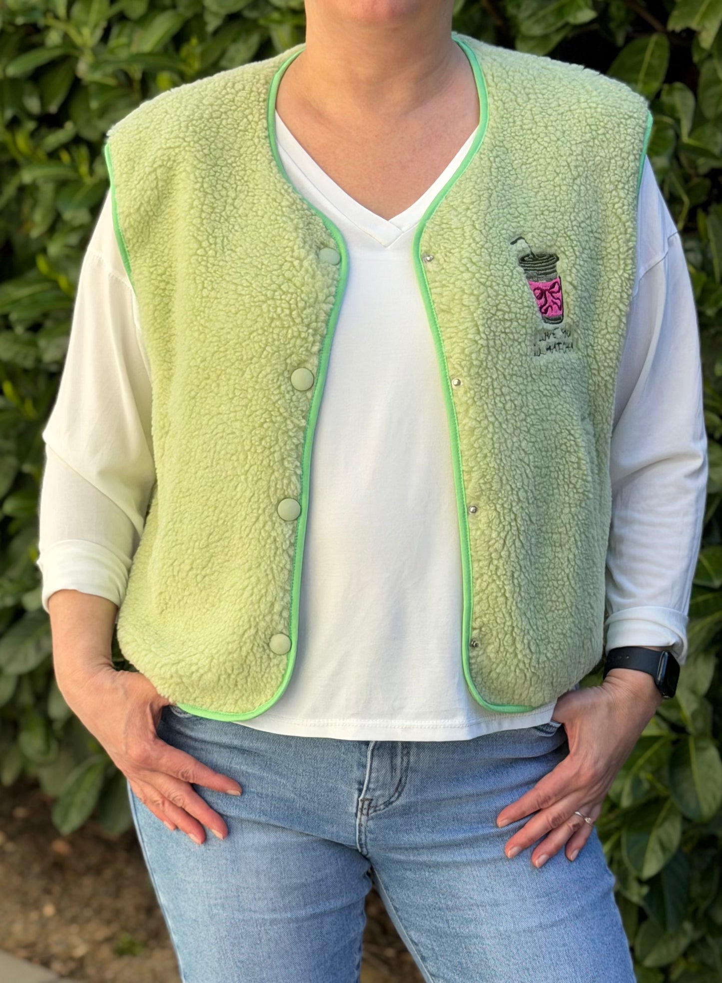 Teddy Weste „Love You So Matcha“ – Kuschelige Damen Weste mit Statement Print – Trend Layering Piece