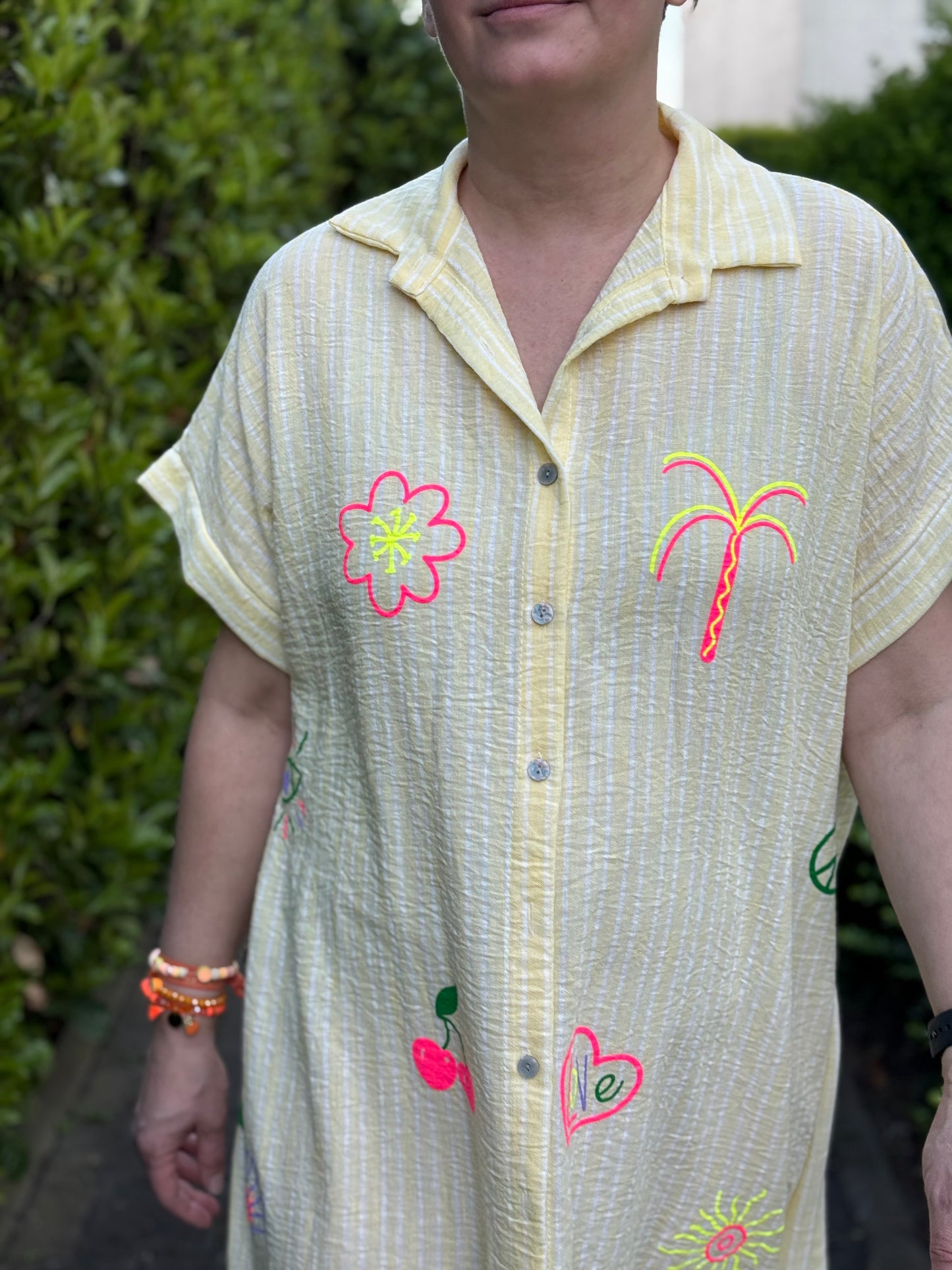 Hemdblusenkleid gestreift weiß/gelb mit Logos