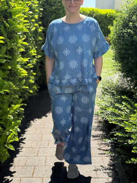 Zweiteiliges Damen-Set aus Lyocell Denim mit weißen Blumenmuster